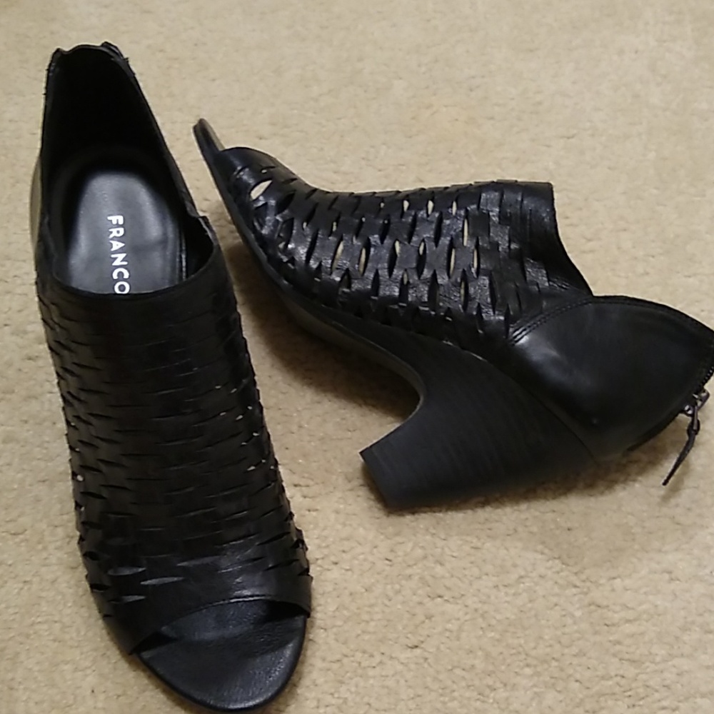 Shoes, black mesh open toe. Very little wear - Picture 2 of 3